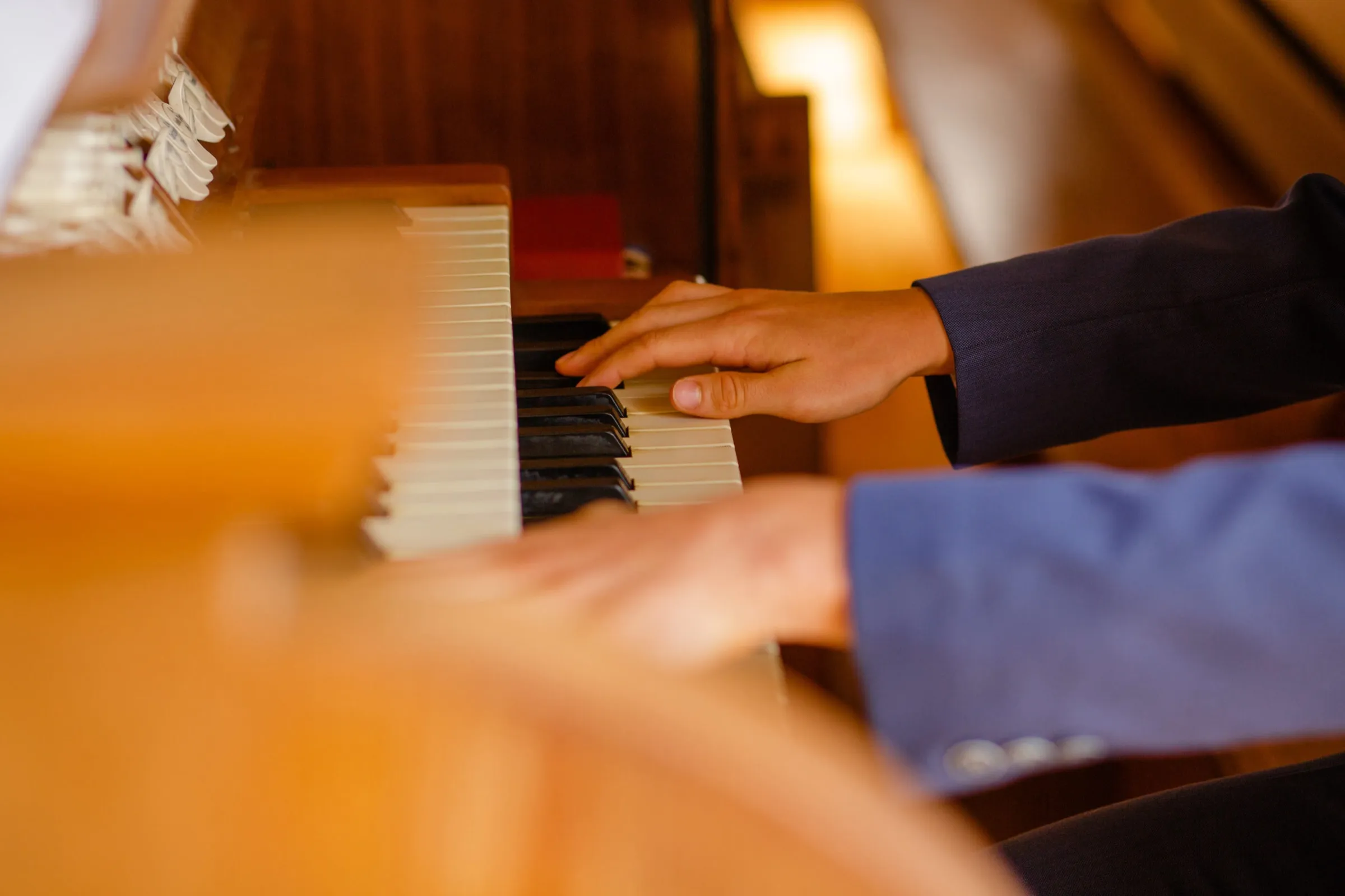 Hände auf den Manualen einer Orgel