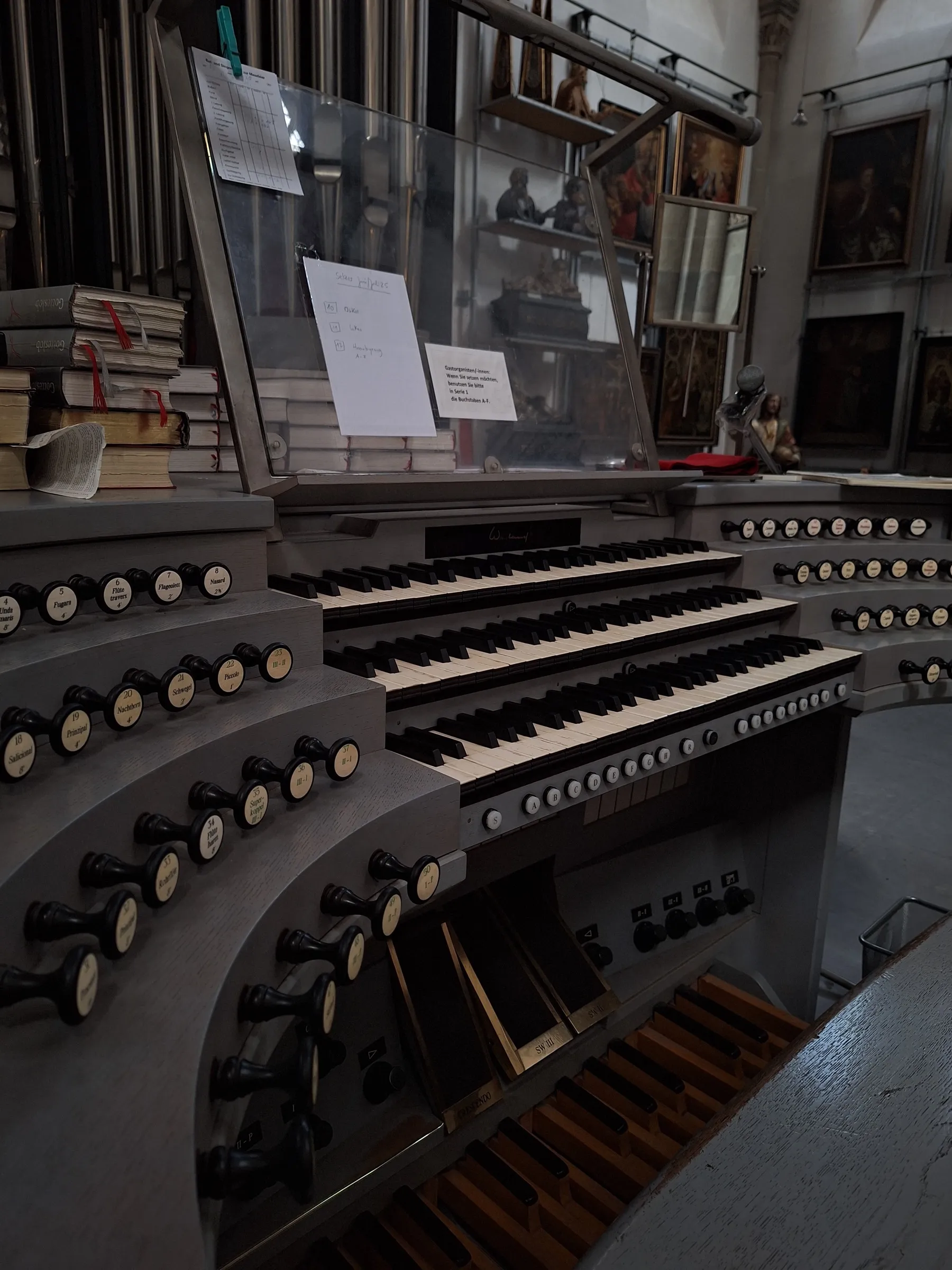 Registerzüge und Manuale am Spieltisch einer Orgel